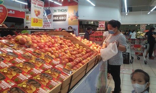 Người dân mua trái cây giải nhiệt tại siêu thị. Ảnh: Minh Khang