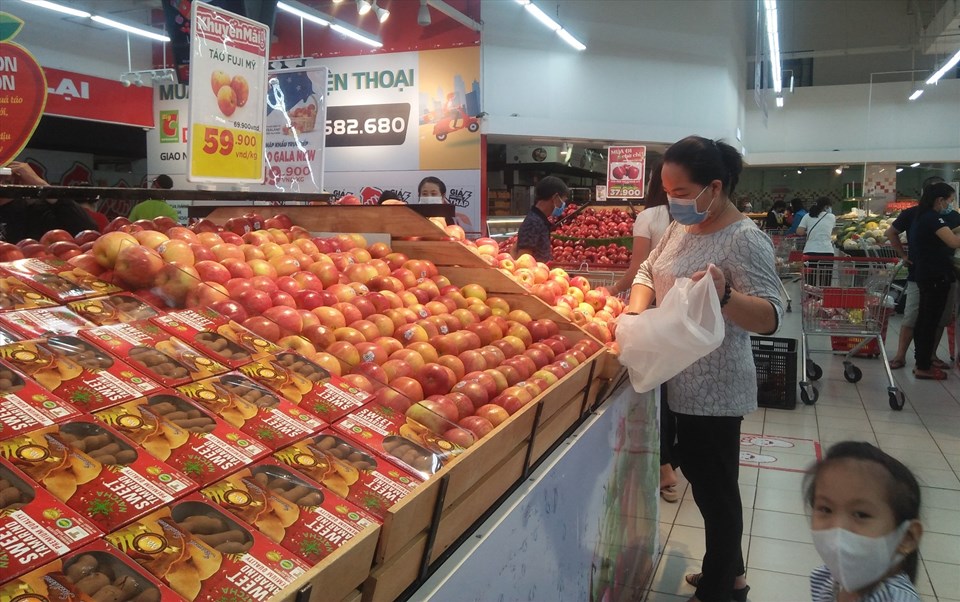Người dân mua trái cây giải nhiệt tại siêu thị. Ảnh: Minh Khang Người dân mua trái cây giải nhiệt tại siêu thị. Ảnh: Minh Khang