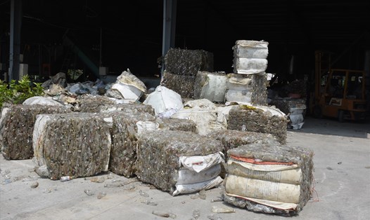 Hàng tấn chai nhựa được Công ty CP than Thiên Ấn mua về để sơ chế. Ảnh: Minh Hoàng