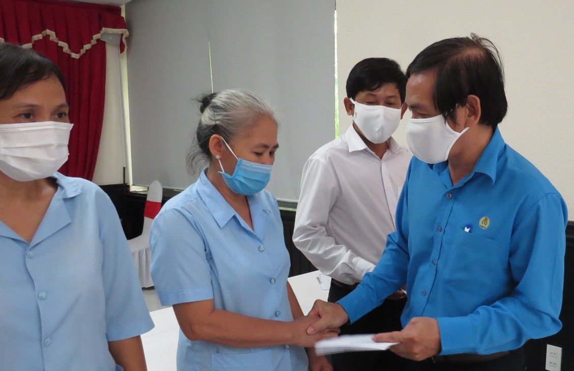 Ông Trần Hoàng Vũ, Chủ tịch LĐLĐ tỉnh Đồng Tháp, trao quà hỗ trợ cho đoàn viên thuộc CĐCS Công ty Cổ phần Du lịch Đồng Tháp. Ảnh: Hùng Lưu
