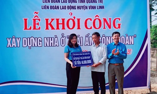 Lãnh đạo LĐLĐ tỉnh Quảng Trị trao tiền hỗ trợ xây nhà "Mái ấm Công đoàn". Ảnh: HT.