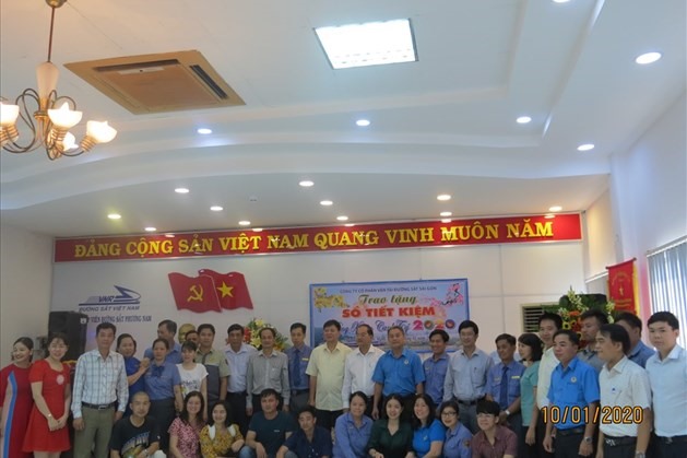 Một trong những hoạt động trao hỗ trợ cho người lao động của Công đoàn Công ty Cổ phần Vận tải đường sắt Sài Gòn. Ảnh: ĐSSG