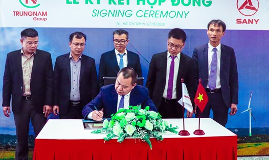 Ông Nguyễn Tâm Tiến – Tổng giám đốc Trung Nam Group ký hợp đồng thông qua hình thức trực tuyến tại lễ ký kết.