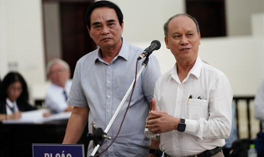 Hai cựu Chủ tịch UBND Đà Nẵng Văn Hữu Chiến, Trần Văn Minh (từ trái qua) tại phiên tòa phúc thẩm. Ảnh: Việt Dũng.