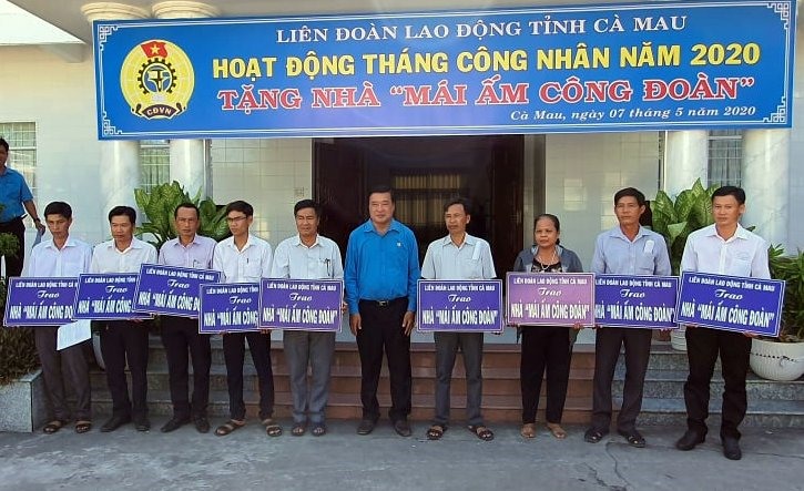 Chủ tịch LĐLĐ Cà Mau Võ Thanh Tòng trao tượng trưng mái ấm công đoàn cho đoàn viên khó khăn về nhà ở. Ảnh: Nhật Hồ.