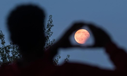 Siêu trăng ngày 8.4.2020 trên bầu trời Scotland, Anh. Ảnh: AFP