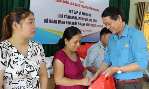 Đại diện lãnh đạo LĐLĐ TP Hải Phòng tặng quà đoàn viên công đoàn huyện An Lão. Ảnh Mai Dung