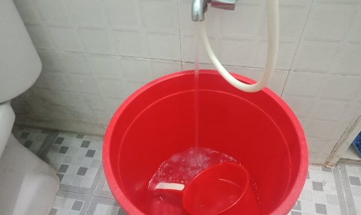 Hộ nghèo, hộ cận nghèo và cơ sở lưu trú người cách ly ở Khánh Hòa được miễn giảm tiền nước sạch sinh hoạt do ảnh hưởng của dịch COVID-19. Ảnh: Nhiệt Băng