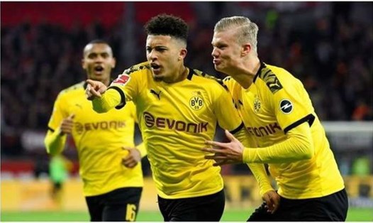 Ngôi sao Jadon Sancho (giữa) trong màu áo Borussia Dortmund. Ảnh: Givemesport.