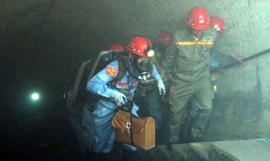 Huấn luyện công tác an toàn ngạt khí mỏ ở Trung tâm cấp cứu mỏ TKV. Ảnh: T.N.D