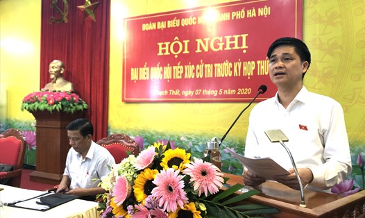 Đại biểu Quốc hội Ngọ Duy Hiểu - Phó Chủ tịch Tổng LĐLĐVN - trả lời kiến nghị của cử tri. Ảnh: Việt Lâm