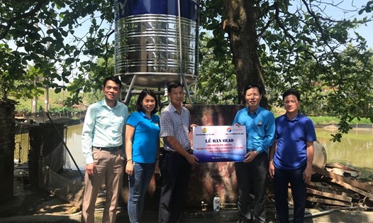 Công đoàn Đường sắt Việt Nam bàn giao công trình nước sạch cho công nhân lao động - một hoạt động chăm lo cho 
người lao động dịp Tháng Công nhân năm 2020. Ảnh: Đỗ Hòa