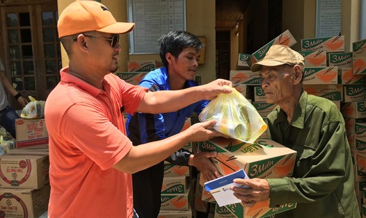 Quà hỗ trợ đến tận tay người dân vùng cao huyện Nam Trà My, Quảng Nam. 
Ảnh: Nguyễn Trung Hiếu