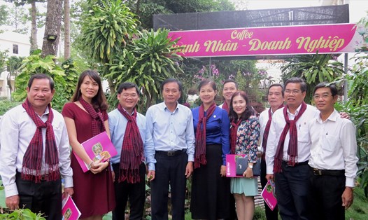 Chủ tịch UBND tỉnh Đồng Tháp Nguyễn Văn Dương (thứ tư, trái sang) tiếp đoàn doanh nhân tại Cà phê doanh nhân. Ảnh: Văn Khương
