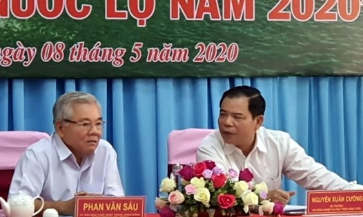 Bộ trưởng Bộ NNPTNT Nguyễn Xuân Cường trao đổi với Bí thư Tỉnh ủy Sóc Trăng Phan Văn Sáu trước khi hội nghị chính thức khai mạc. Ảnh: Nhật Hồ.