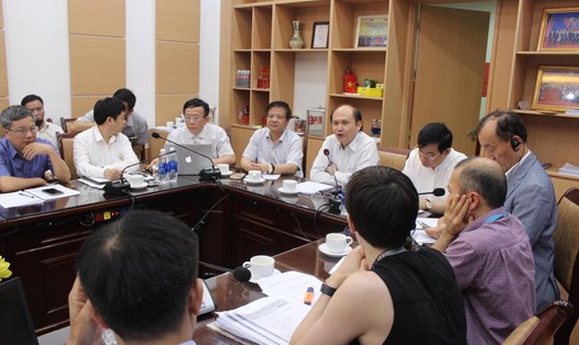 Các chuyên gia Việt Nam họp với chuyên gia quốc tế về điều trị COVID-19. Ảnh: Lê Hảo