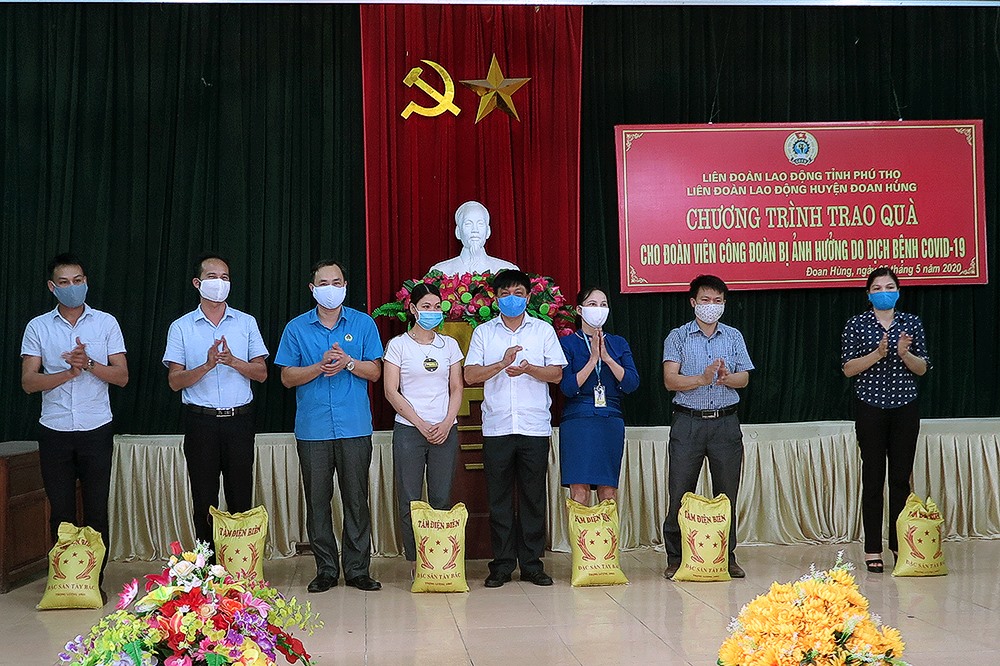 Đồng chí Phạm Sơn  – Phó Chủ tịch thường trực LĐLĐ tỉnh; Lê Văn Phượng  – Phó Bí thư thường trực huyện ủy Đoan Hùng trao gạo hỗ trợ cho đoàn viên công đoàn. Ảnh: Hoàng Tuấn