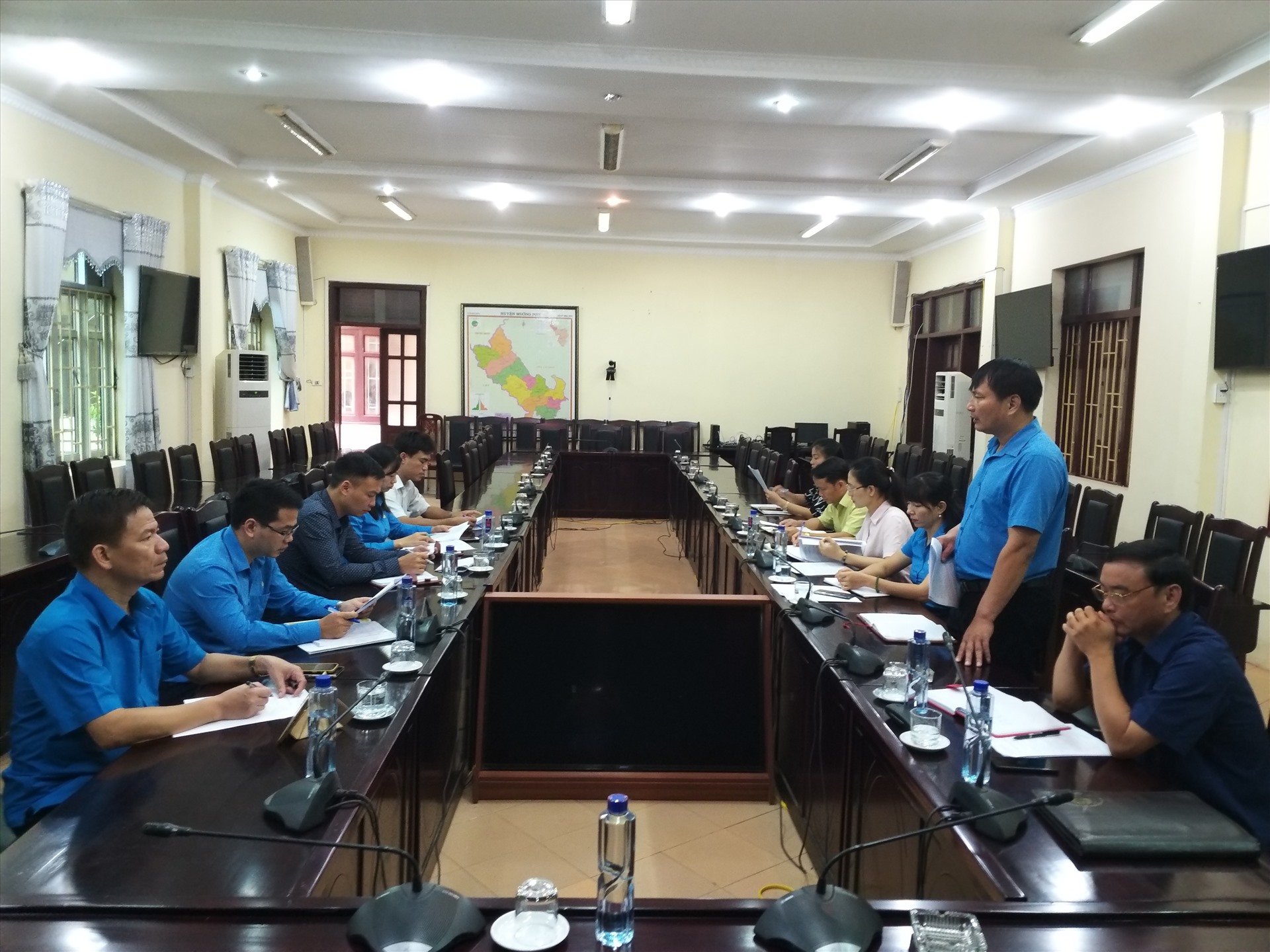 Đồng chí Lê Thanh Hà - Chủ tịch thường trực LĐLĐ tỉnh cùng đoàn công tác kiểm tra, giám sát hoạt động Công đoàn các cơ quan, đơn vị tại huyện Mường Nhé. Ảnh: Giang Nam.