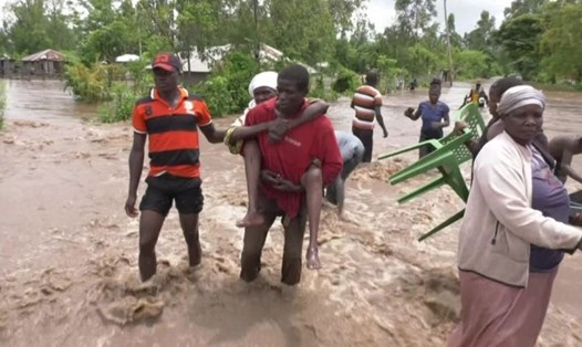 Lũ lụt khiến nhiều người dân ở các nước Đông Phi phải rời nhà đi sơ tán. Ảnh: AFP