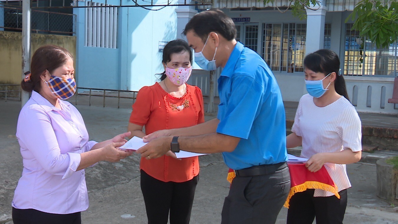 Đồng chí Nguyễn Thanh Tuấn - Chủ tịch LĐLĐ TP.Sa Đéc - trao quà cho công nhân lao động sáng ngày 8.5. Ảnh: Q.T