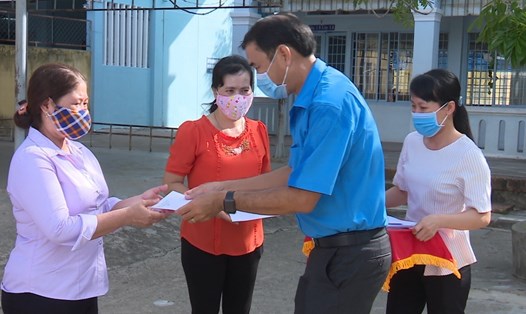 Đồng chí Nguyễn Thanh Tuấn - Chủ tịch LĐLĐ TP.Sa Đéc - trao quà cho công nhân lao động sáng ngày 8.5. Ảnh: Q.T