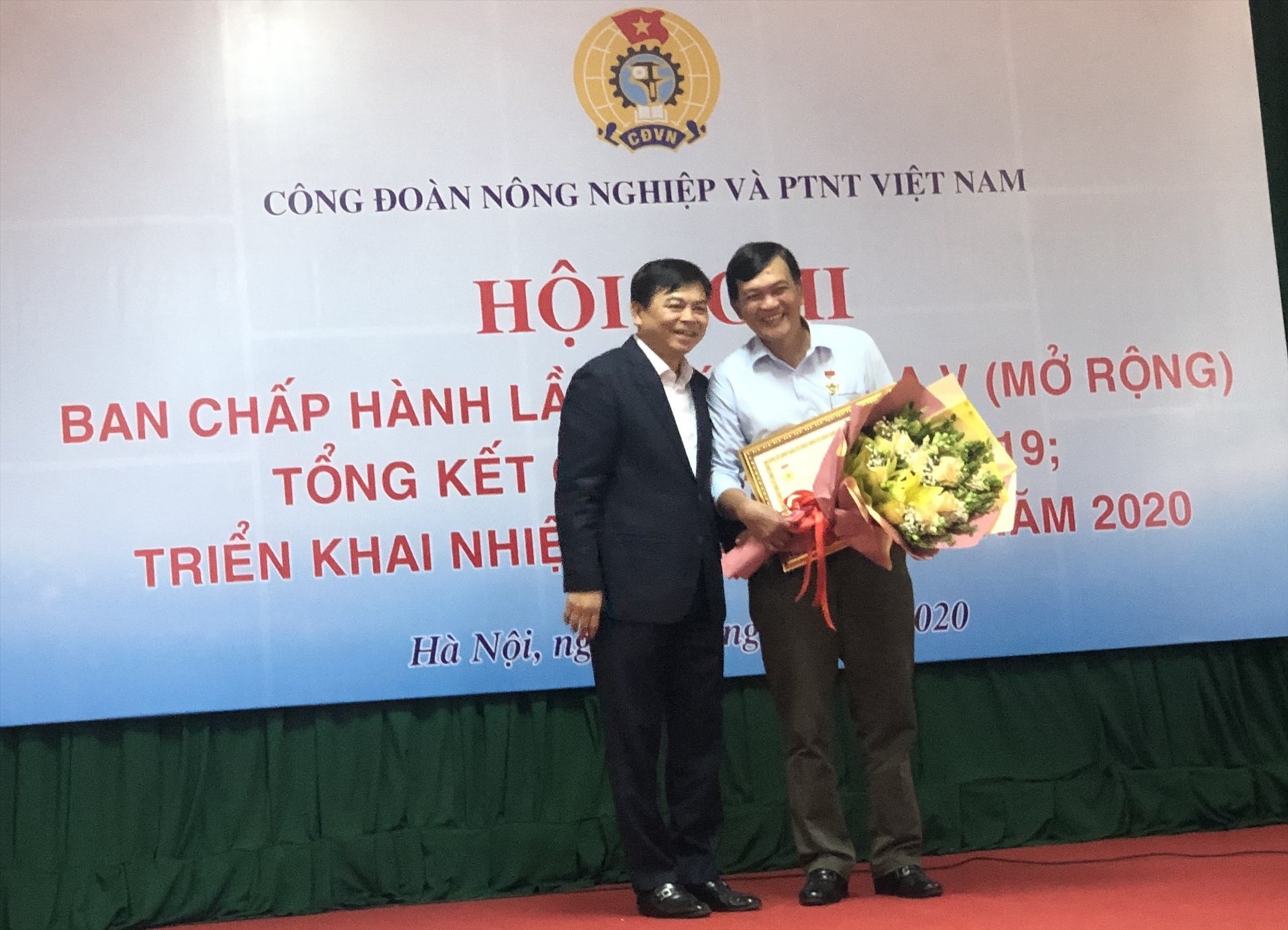 Anh Hồ Hữu Nghị ( bên phải) nhận Kỷ niệm chương Vì sự nghiệp Nông nghiệp và Phát triển Nông thôn Việt Nam. Ảnh: Nhân vật cung cấp