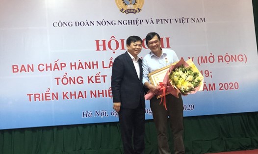 Anh Hồ Hữu Nghị ( bên phải) nhận Kỷ niệm chương Vì sự nghiệp Nông nghiệp và Phát triển Nông thôn Việt Nam. Ảnh: Nhân vật cung cấp