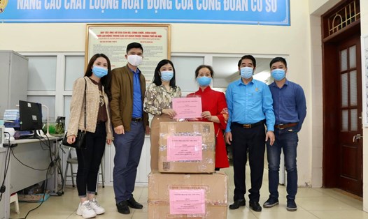 Hoạt động hỗ trợ của Liên đoàn Lao động quận Hoàn Kiếm trong thời gian phòng, chống dịch COVID-19. Ảnh: Ngọc Ánh