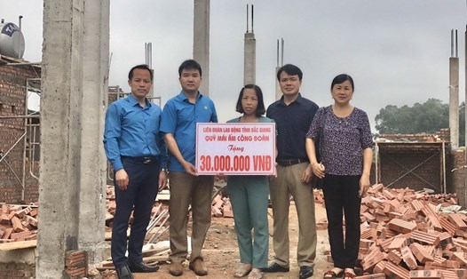 Lãnh đạo LĐLĐ huyện Tân Yên trao kinh phí xây mới nhà ở cho đoàn viên Ngô Thị Huyền. Ảnh: Tân Yên