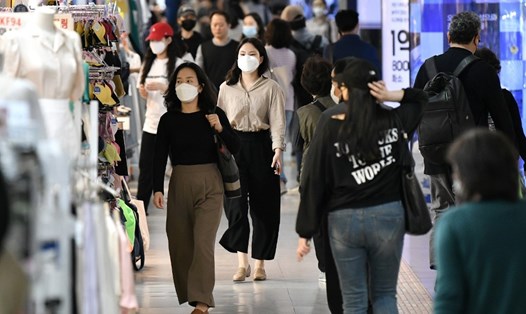 Người dân đeo khẩu trang đi bộ qua một khu mua sắm dưới lòng đất ở Seoul, Hàn Quốc hôm 6.5. Ảnh: AFP.