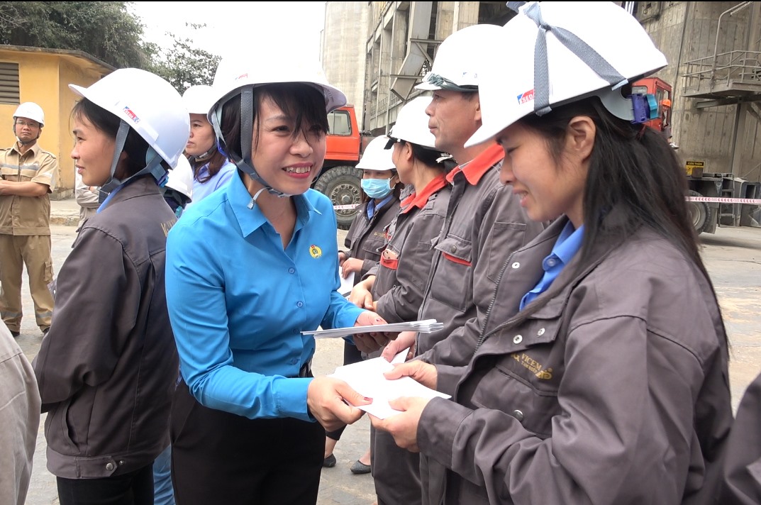 Bà Nguyễn Thị Thủy Lệ - Chủ tịch Công đoàn Xây dựng Việt Nam – trong một lần tặng quà cho người lao động trong ngành. Ảnh: B.H