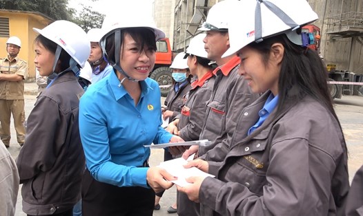Bà Nguyễn Thị Thủy Lệ - Chủ tịch Công đoàn Xây dựng Việt Nam – trong một lần tặng quà cho người lao động trong ngành. Ảnh: B.H