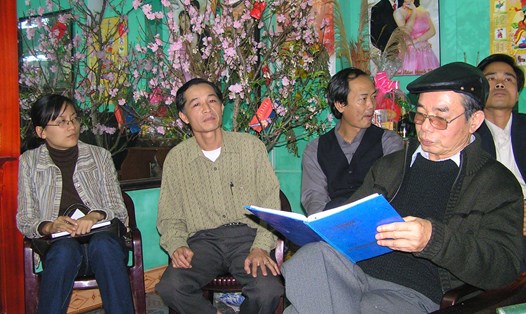 Trần Linh Quý với các nghệ nhân quan họ làng Thổ Hà (Việt Yên). Ảnh: BQT