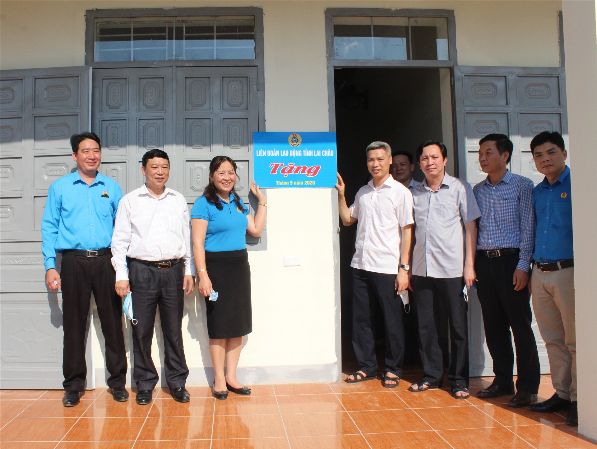 Đại diện LĐLĐ tỉnh Lai Châu bàn giao nhà công vụ cho đoàn viên, công nhân viên chức lao động Trung tâm y tế huyện Nậm Nhùn: Ảnh: Xuân Nghĩa