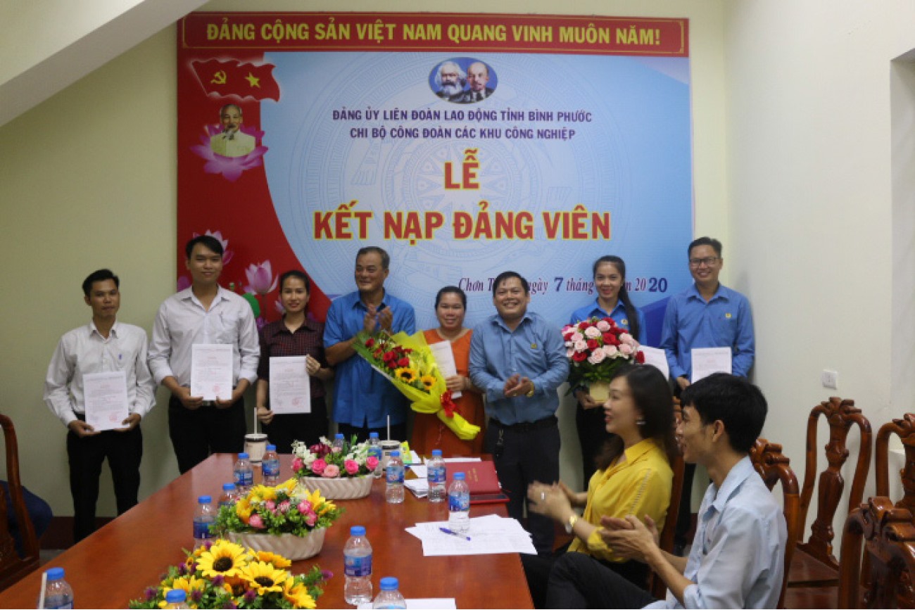 Lễ kết nạp Đảng viên mới. Ảnh Tú Trinh