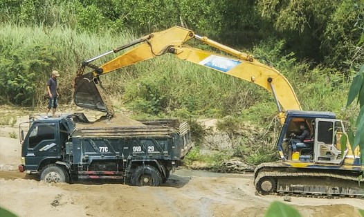 Doanh nghiệp khai thác cát trên sông La Tinh (thôn Kiên Phú, xã Mỹ Tài). Ảnh: N.Tri
