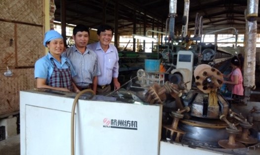 Anh Hồ Hữu Nghị (ngoài cùng, bên phải) thăm xưởng ươm tơ và công nhân lao động Công ty cổ phần Dâu tằm tơ Mộc Châu (Sơn La). Ảnh: Nhân vật cung cấp