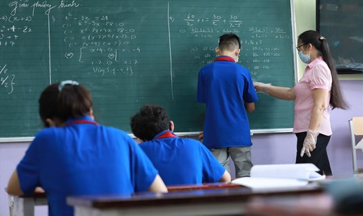 Mới đi học trở lại sau dịch COVID-19, thầy và trò một lớp 12 tại Hà Nội đang khẩn trương chuẩn bị cho kỳ thi tốt nghiệp THPT 2020. Ảnh: hải nguyễn