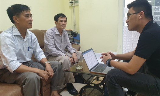 Ông Chu Hồng Điệp (trái) và ông Đặng Văn Quang trao đổi với phóng viên báo Lao Động.