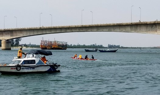 Các lực lượng tổ chức tìm kiếm người mất tích ở chân cầu Cửa Việt. Ảnh: BP.