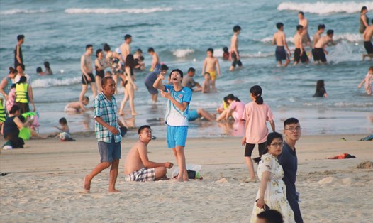 Người dân Đà Nẵng đổ ra biển giải nhiệt mùa nắng nóng. Ảnh: Thuỳ Trang
