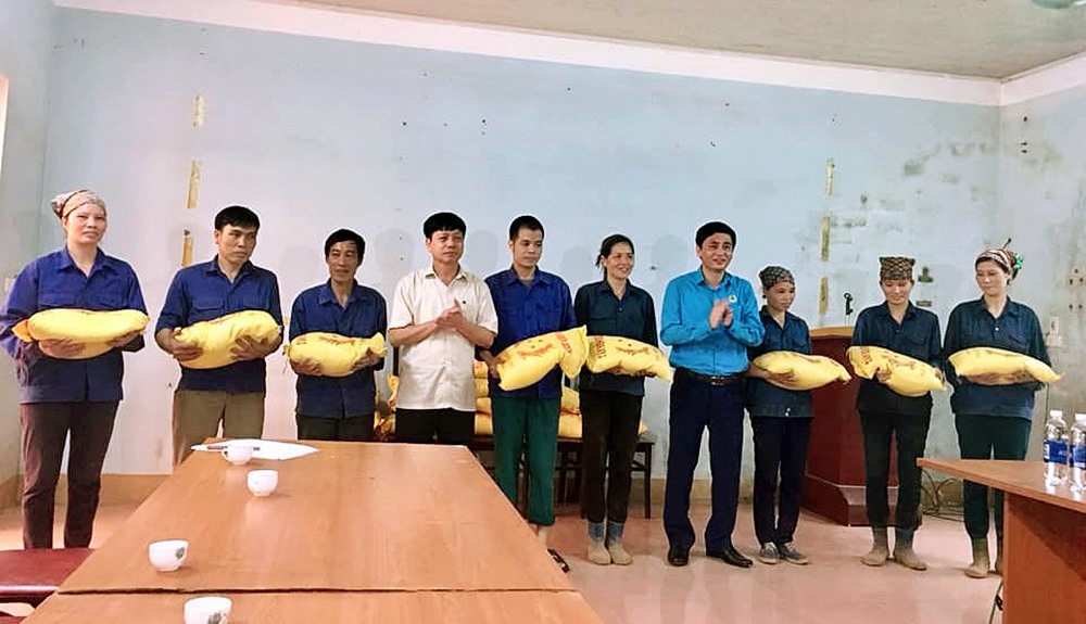 Đồng chí Phùng Quang Vinh – Phó Chủ tịch LĐLĐ tỉnh Phú Thọ và đồng chí Nguyễn Hồng Khanh – Phó Bí thư Thường trực Huyện ủy, Chủ tịch HĐND huyện Tam Nông trao gạo hỗ trợ cho CNLĐ khó khăn. Ảnh: Hoài Thủy