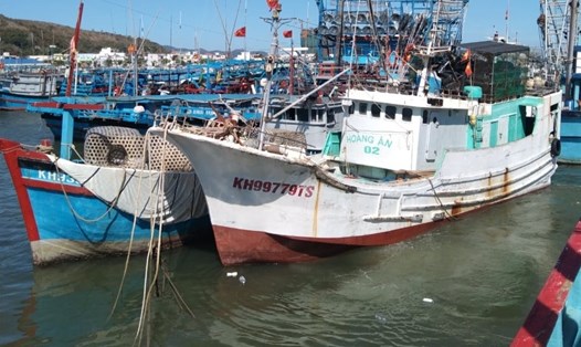 Tàu cá KH 99779 TS của ngư dân Trương Gia Tân (trú Hòn Rớ, xã Phước Đồng, Nha Trang, Khánh Hòa) đang nằm bờ vì thiết bị giám sát tàu cá hư hỏng. Ảnh: Nhiệt Băng