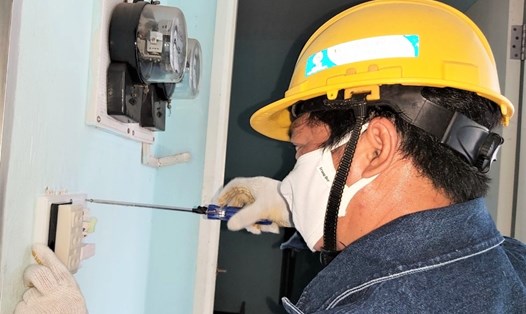 Công nhân của ENVHCMC đang thay mới bảng điện trong nhà nghỉ, khách sạn Công đoàn Thanh Đa. Ảnh Nam Dương