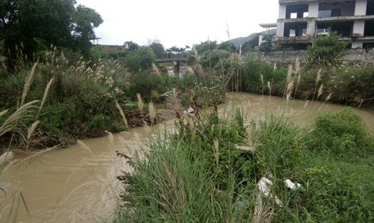 Theo người dân, kênh thoát lũ chạy ngang qua dự án Khu du lịch và giải trí Sông Lô, xã Phước Đồng, Nha Trang, Khánh Hòa bị "nắn" nhỏ lại so với trước đây. Ảnh: Nhiệt Băng