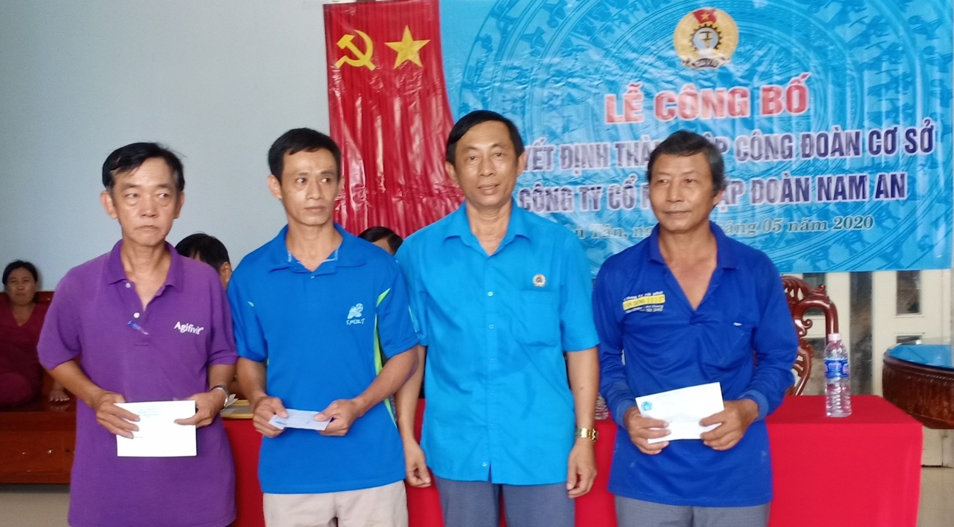 Trao Quyết định kết nạp đoàn viên công đoàn cho công nhân lao động. Ảnh: Tuyết Như