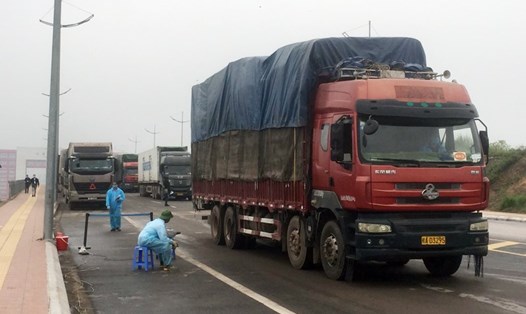 Nhập khẩu hàng hóa từ Trung Quốc qua cửa khẩu Bắc Luân 2. Ảnh: Hữu Việt