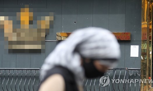 Một người dân đi ngang qua câu lạc bộ đêm ở khu phố Itaewon, Seoul hôm 7.5. Ảnh: Yonhap.