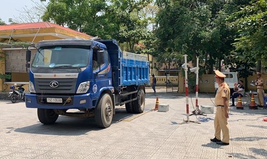 CSGT Công an thị xã Hương Trà tiến hành cân tải trọng 2 xe tải vi phạm. Ảnh: CA cung cấp.