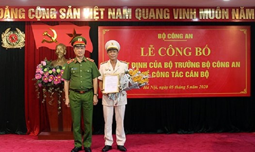 Thứ trưởng Nguyễn Duy Ngọc trao quyết định điều động và chúc mừng Đại tá Nguyễn Thanh Trang. Ảnh: VGP